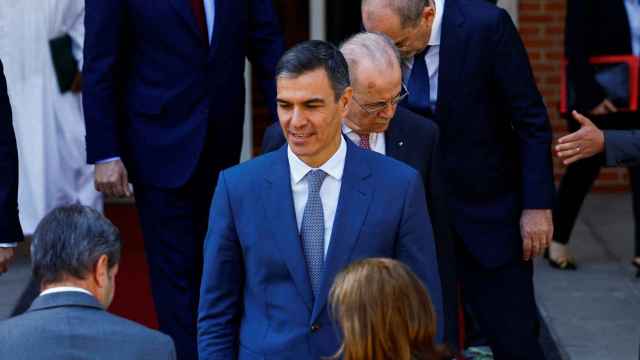 Pedro Sánchez, con el palestino Mohammad Mustafa y el jordano Ayman Safadi, en Moncloa.