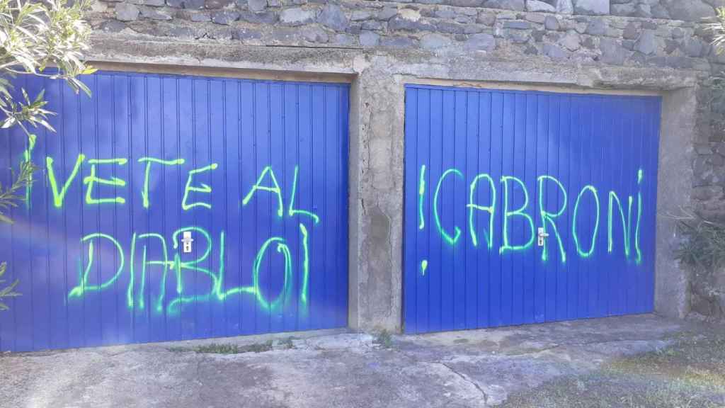 Pintadas en la puerta de Davide Nahmias.