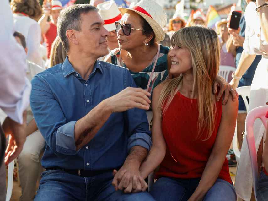 Pedro Sánchez junto a su mujer, Begoña Gómez, en el mitin de este miércoles en Benalmádena (Málaga).