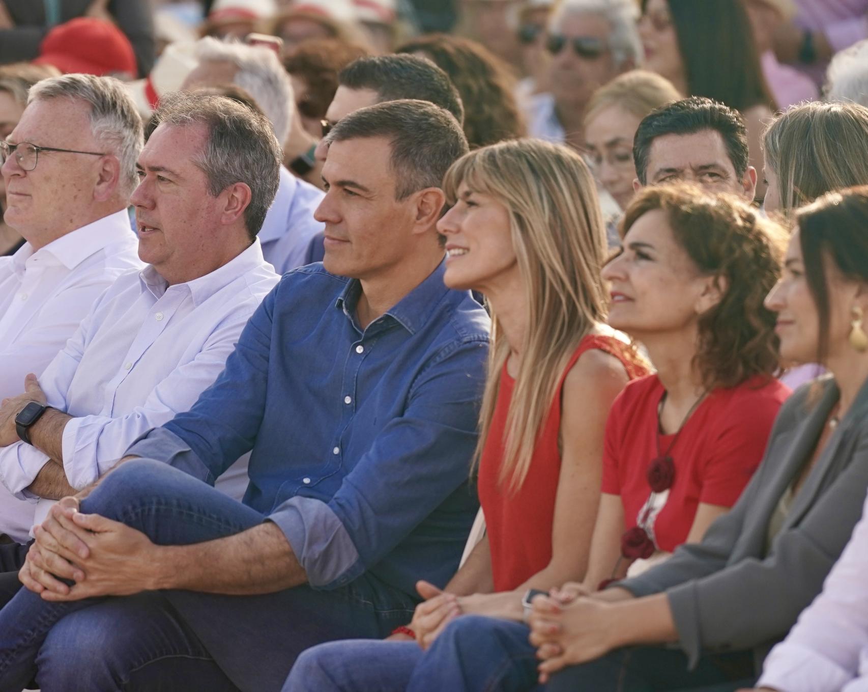 El presidente del Gobierno, Pedro Sánchez, junto a su mujer, Begoña Gómez, en un mitin de la campaña de las europeas, el pasado 5 de junio en Benalmádena (Málaga).