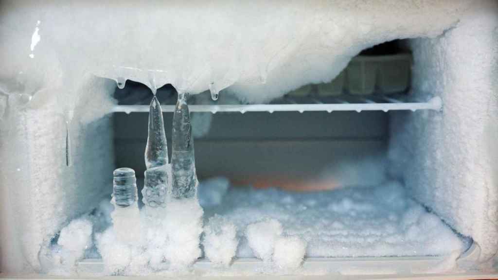 Imagen de archivo de una capa de hielo en el congelador.