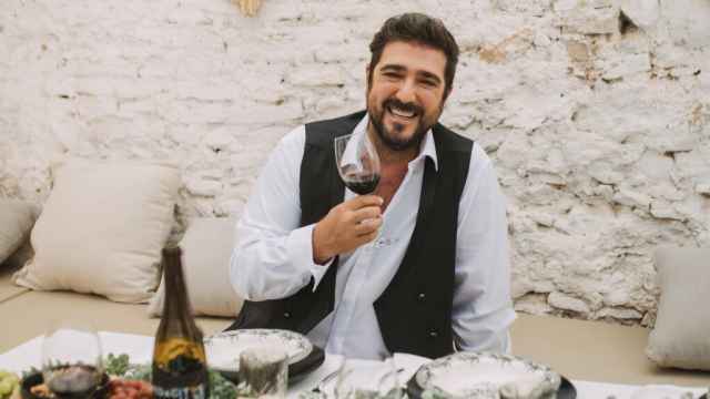 Antonio Orozco con su vino Pedacitos de ti