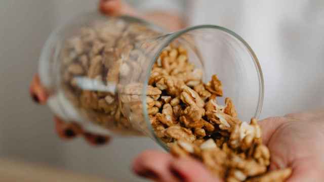 Las nueces son fuente saludable de proteínas.