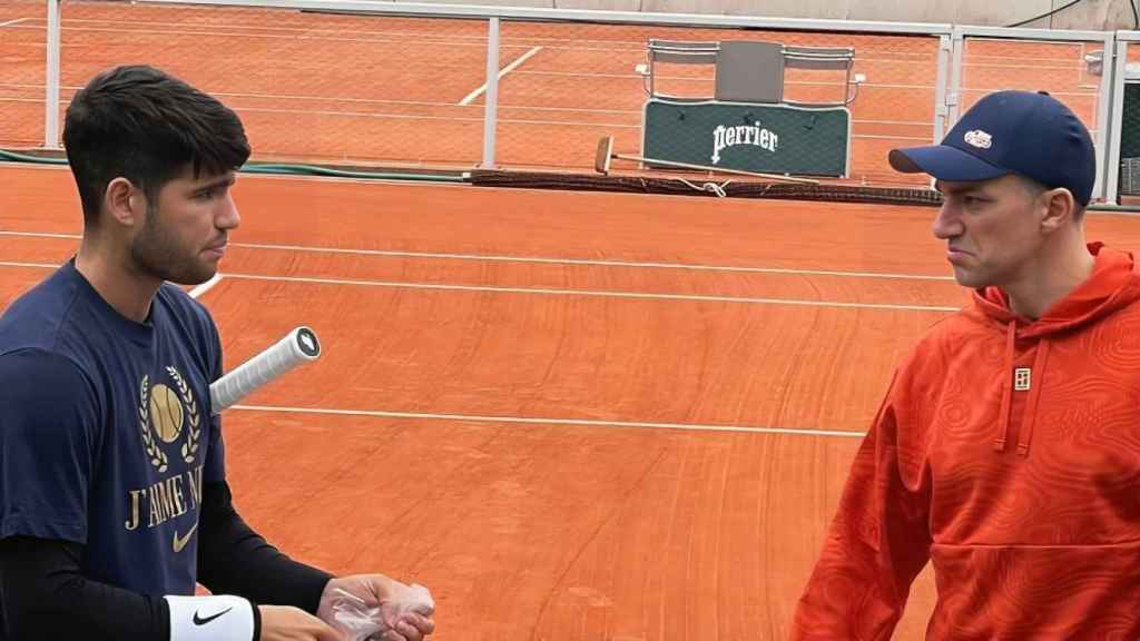 El doctor Juanjo López junto a Carlos Alcaraz en Roland Garros.