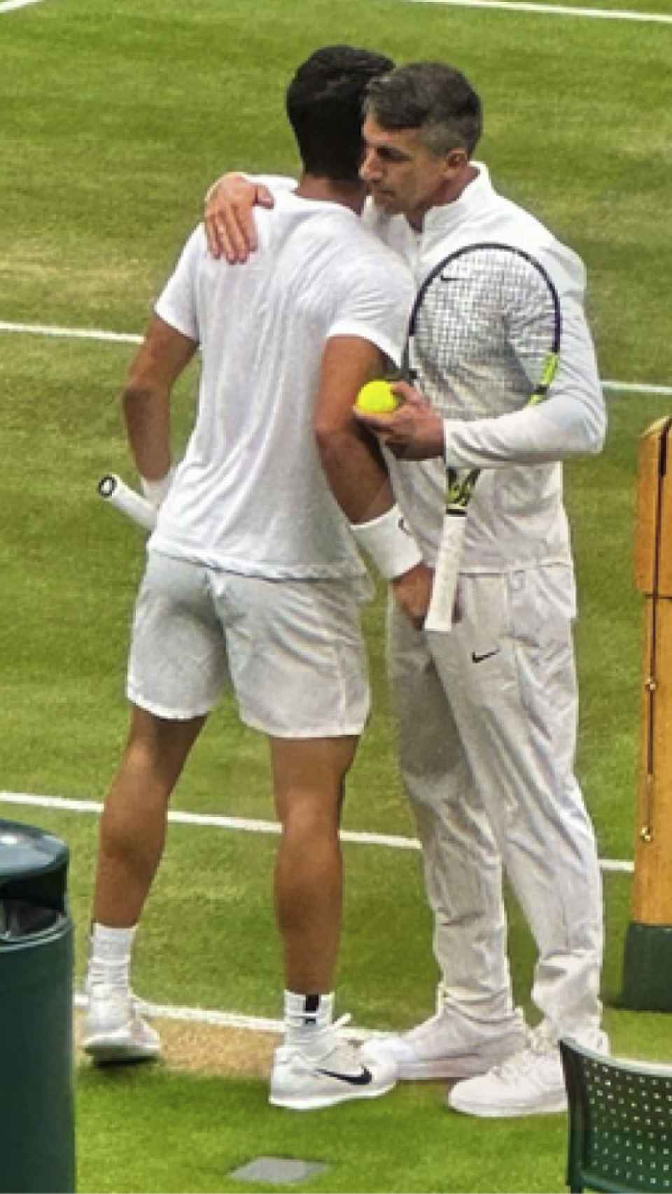 López abraza a Alcaraz en la pista de Wimbledon, donde ganó en 2023.