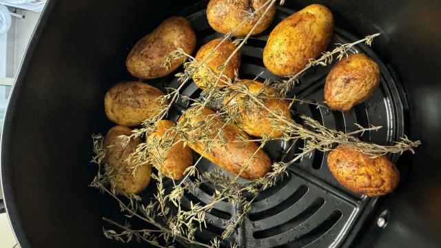 Imagen de archivo de unas patatas en una freidora de aire
