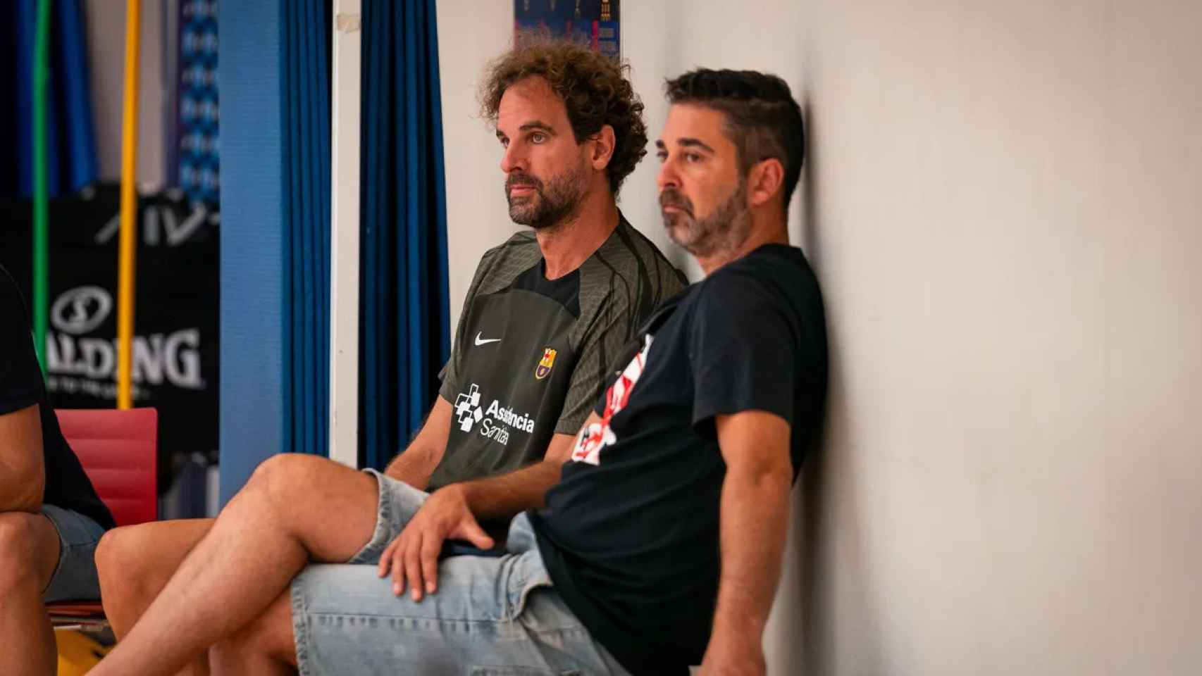 Roger Grimau junto a Juan Carlos Navarro siguiendo un entrenamiento del Barça.