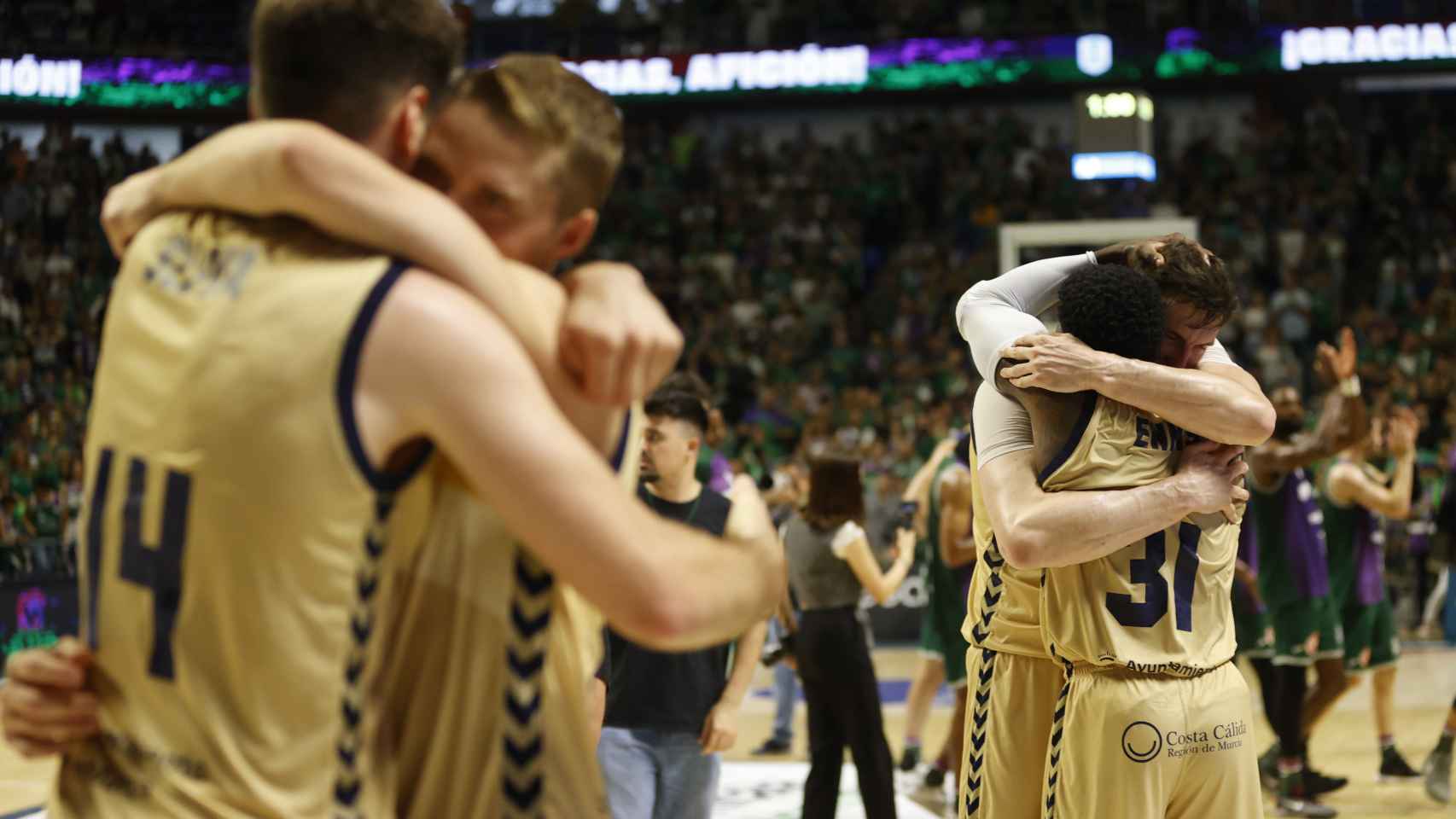 Los jugadores de UCAM Murcia celebran el pase a la final de Liga Endesa.