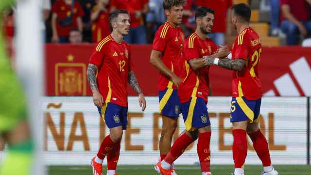 Ayoze celebra su gol junto a sus compañeros de la selección española.