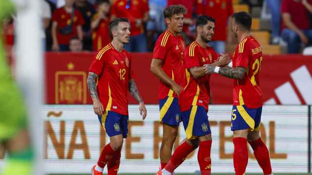 Ayoze celebra su gol junto a sus compañeros de la selección española.