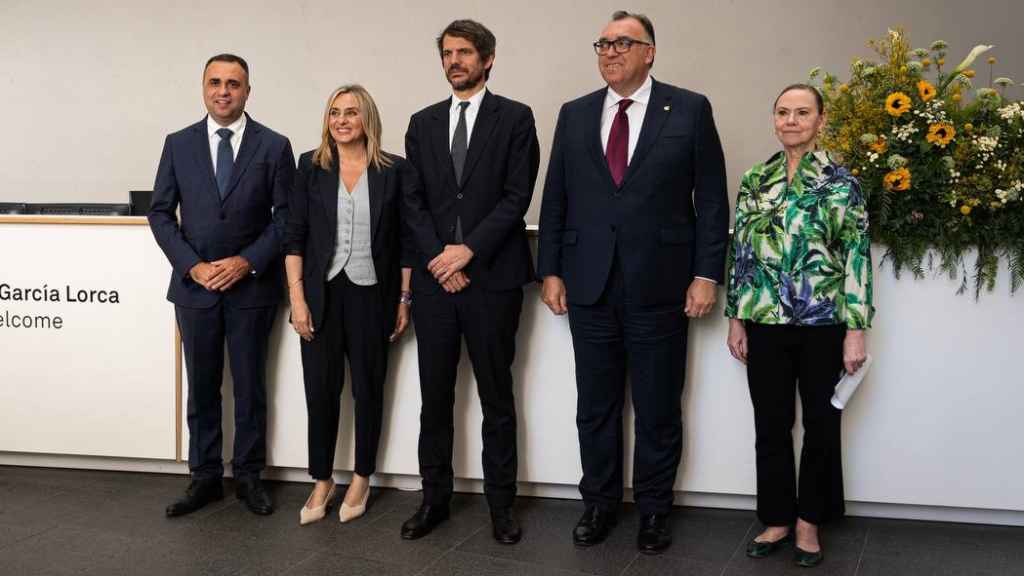 De izda. a dcha., Francis Rodríguez, pte. de la Diputación de Granada; Marifrán Carazo, alcaldesa de Granada; Ernest Urtasun, ministro de Cultura; Arturo Bernal, consejero de Cultura de la Junta de Andalucía; y Laura García-Lorca, pta. de la Fundación García Lorca. Foto: Ministerio de Cultura