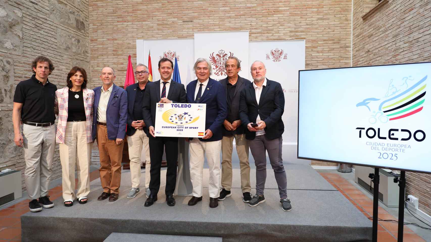 El alcalde de Toledo, Carlos Velázquez, junto a los miembros de ACES Europa.