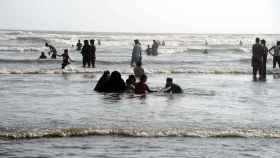 Varias personas disfrutan de un día en la playa en Pakistán, donde las temperaturas superaron los 50 ºC en mayo.