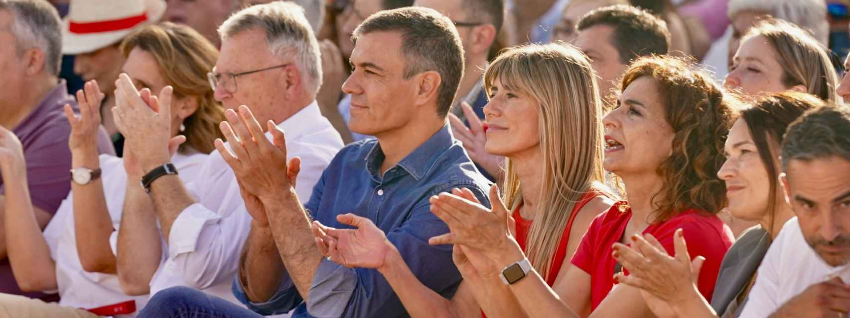 Pedro Sánchez junto a su mujer, Begoña Gómez, en el mitin de este miércoles en Benalmádena (Málaga).
