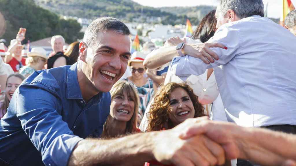 Pedro Sánchez junto a su esposa, Begoña Gómez, en un mitin del PSOE en Benalmádena (Málaga).