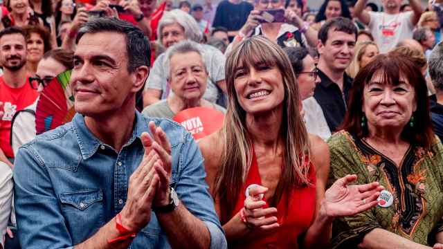 Sánchez, junto a Begoña Gómez, en un acto del PSOE al final de la campaña del 23-J, en 2023.