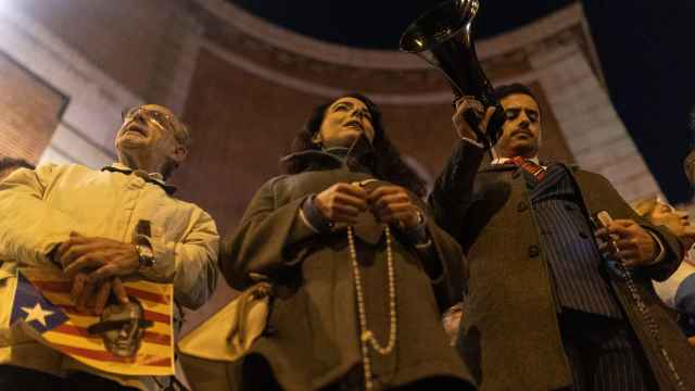 Varias personas rezan el rosario en la iglesia cercana a Ferraz, el pasado noviembre.