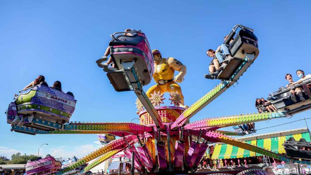 Atracciones de las fiestas de la Primavera de Hortaleza de 2022, en el parque Pinar del Rey en Madrid.