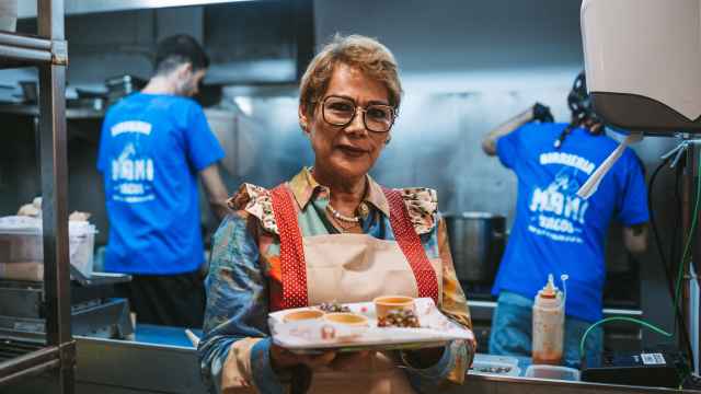 La abuela Patricia, copropietaria de Mami Tacos, en la cocina de la birreria.