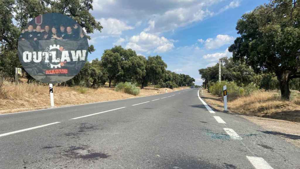 Lugar de la carretera M-612, en Fuencarral-El Pardo, donde ocurrió el crimen de Borja Villacís y, destacado en un círculo, conjunto de personas con un cartel de Outlaw Madrid.