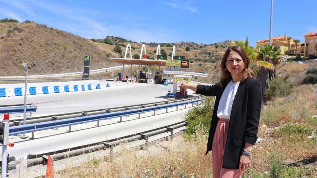 Patricia Navarro, junto a la autopista de peaje de la Costa del Sol.