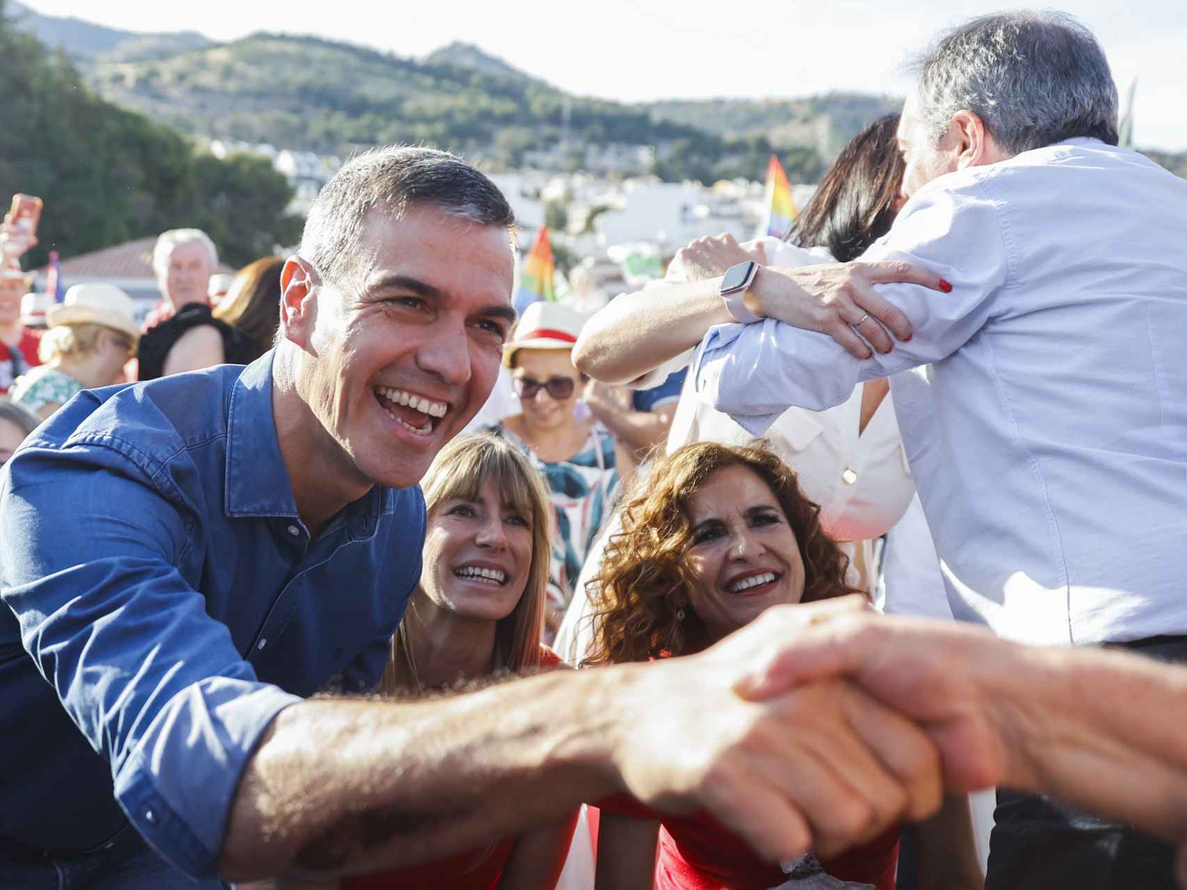 Pedro Sánchez, junto a su mujer, Begoña Gómez, en el mitin celebrado este miércoles en Benalmádena.