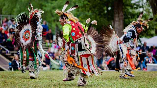 Hay más de 630 comunidades indígenas que hablan más de 50 diferentes lenguas viviendo en Canadá.