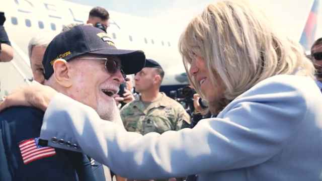 Brigitte Macron saluda a un veterano de la II Guerra Mundial que participó en el desembarco de Normandía.