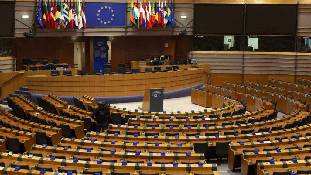 El hemiciclo del Parlamento Europeo vacío en Bruselas (Bélgica).