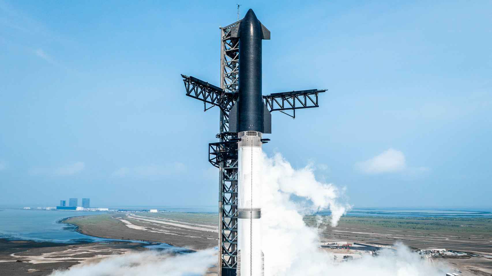El cohete Starship en la plataforma de lanzamiento.