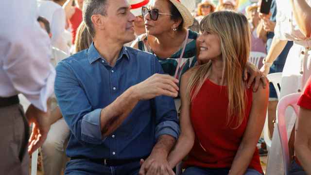 Pedro Sánchez y Begoña Gómez, durante un acto electoral de los socialistas en Benalmádena.