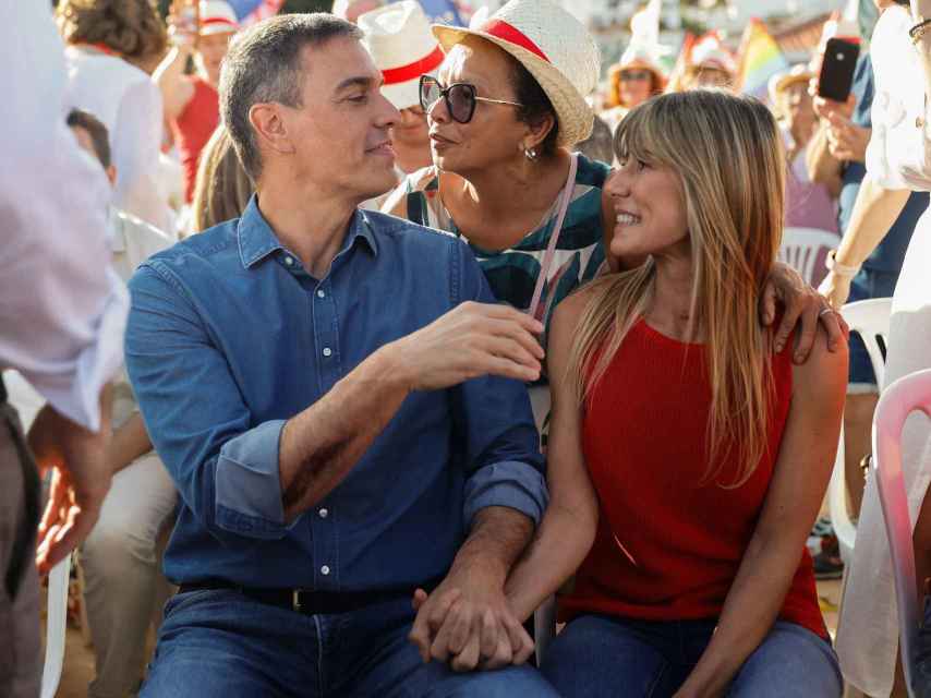 Pedro Sánchez y Begoña Gómez, durante un acto electoral de los socialistas en Benalmádena.