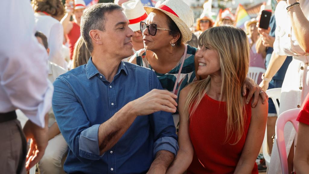 Pedro Sánchez y Begoña Gómez, durante un acto electoral de los socialistas en Benalmádena.