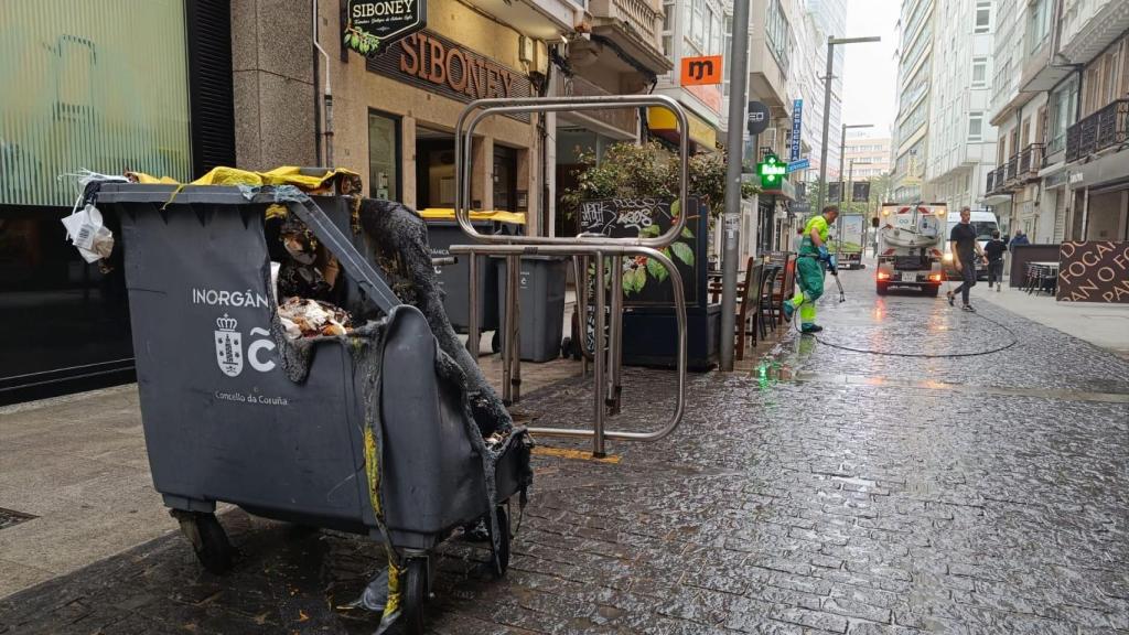 Un contenedor incendiado a principios de junio en Rúa Nueva