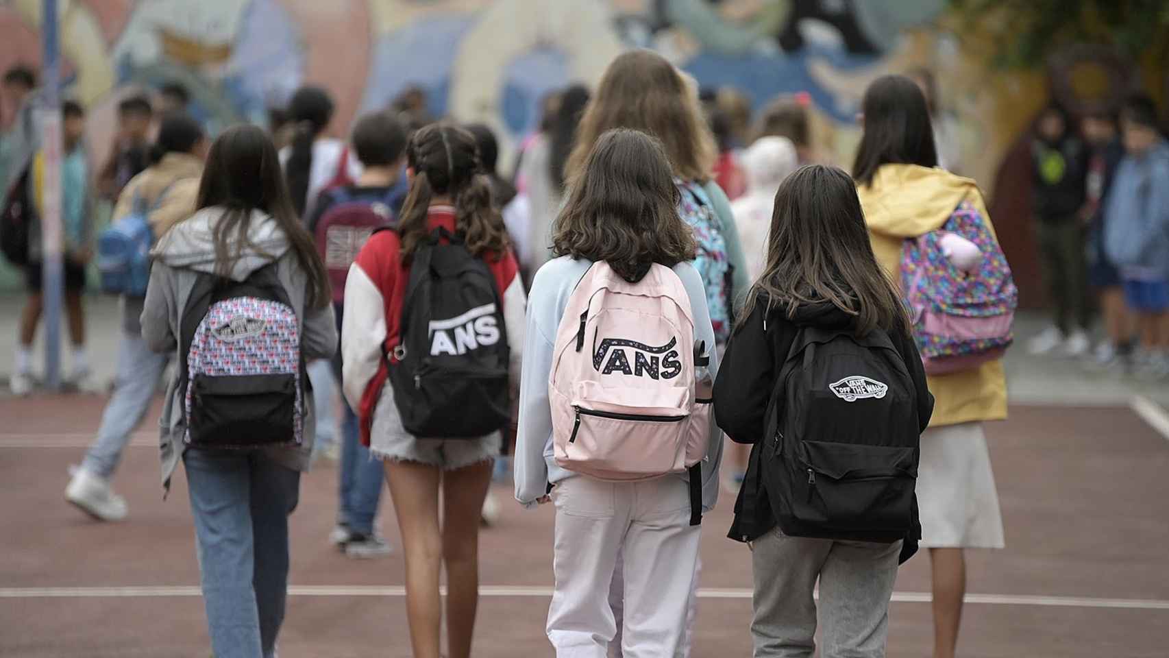 Imagen de archivo de niños a la entrada de un colegio.