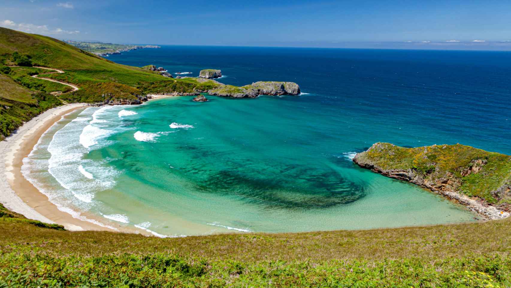 Playa de Torimbia con aguas cristalinas desde su mirador, en Asturias.