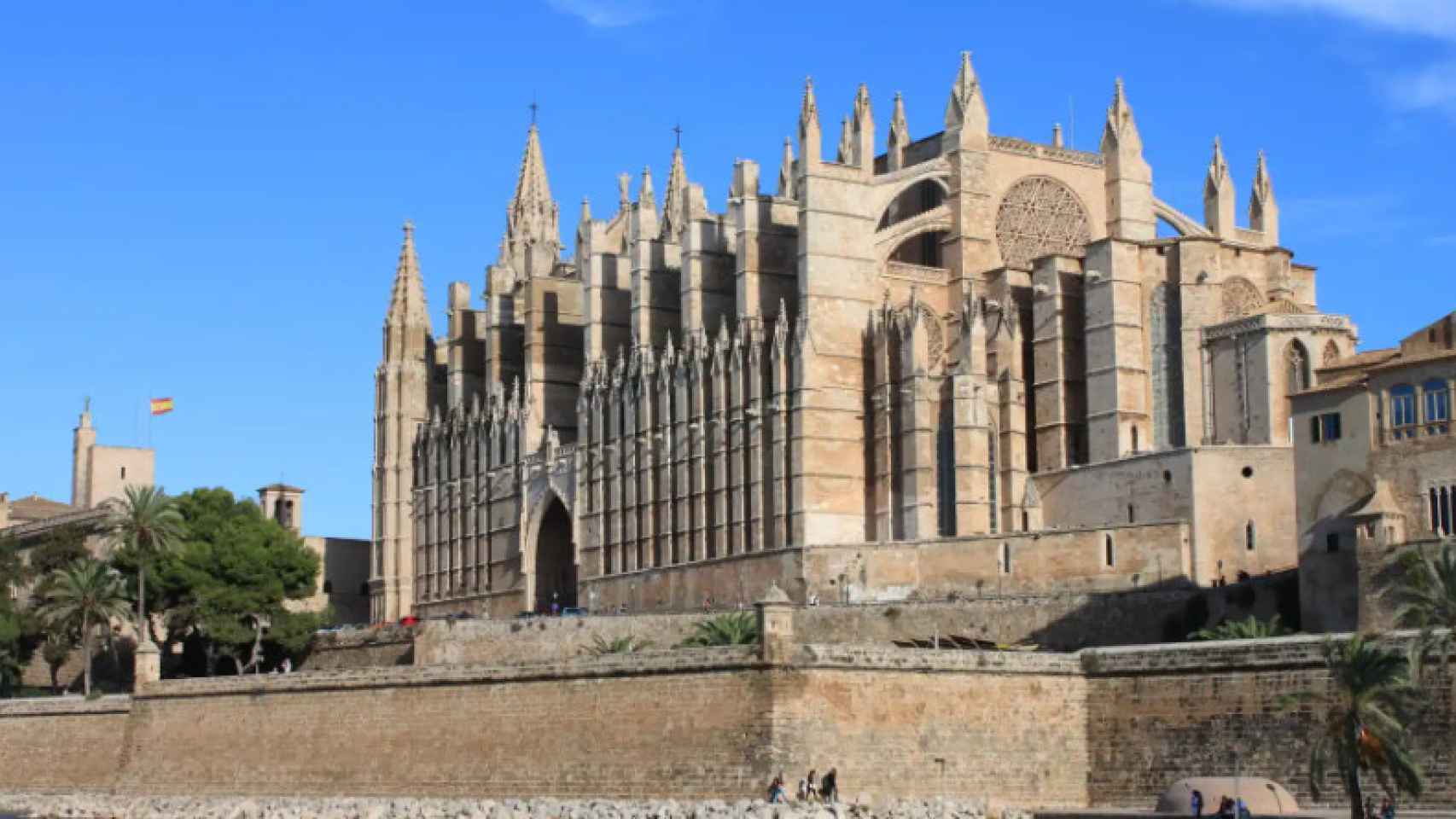 Muralla de la Catedral de Palma donde se precipitó un turista alemán.