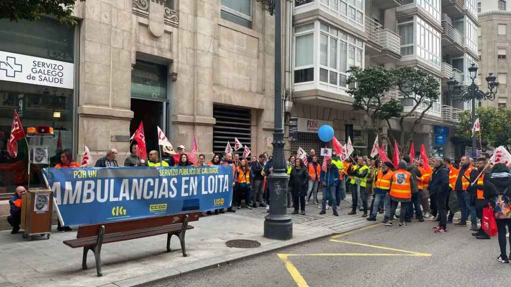 Concentración de los trabajadores del sector de las ambulancias en Vigo.