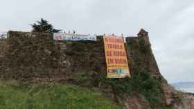 Imagen de la pancarta en la fortaleza de O Castro.