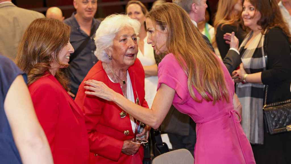 Telma saludando a su tía abuela, Marisol Álvarez del Valle, este pasado miércoles, día 5.