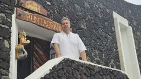 Davide Nahmias en la puerta de su hotel.