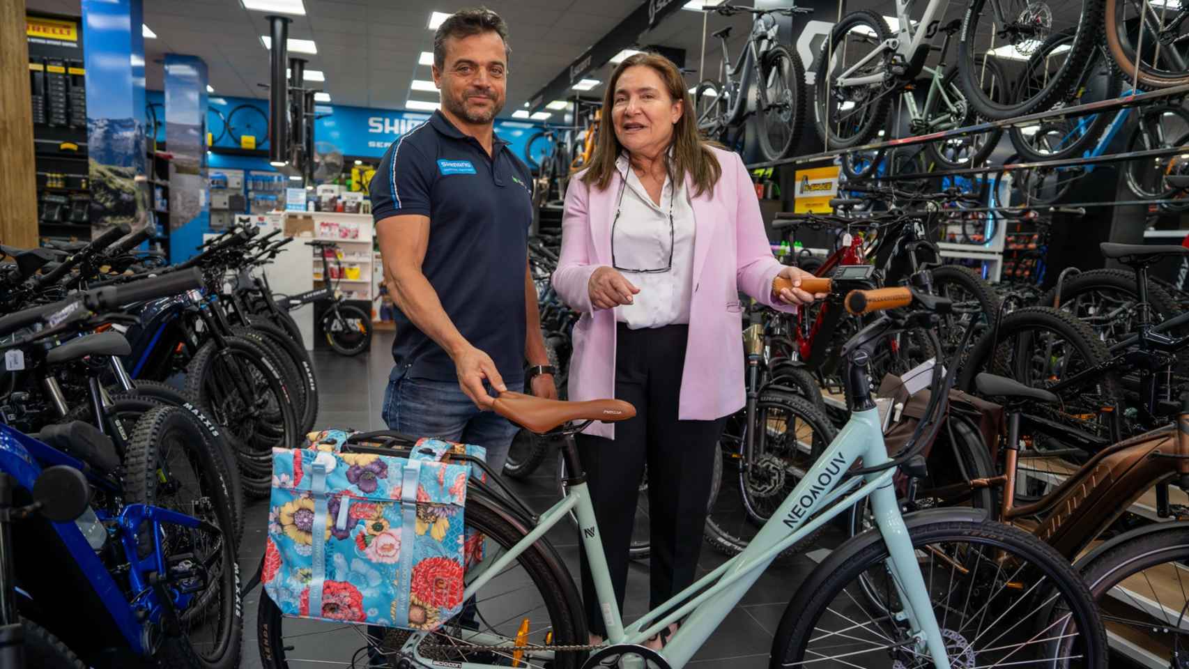 Ana Ortiz durante la visita a una tienda de bicis de Vigo.
