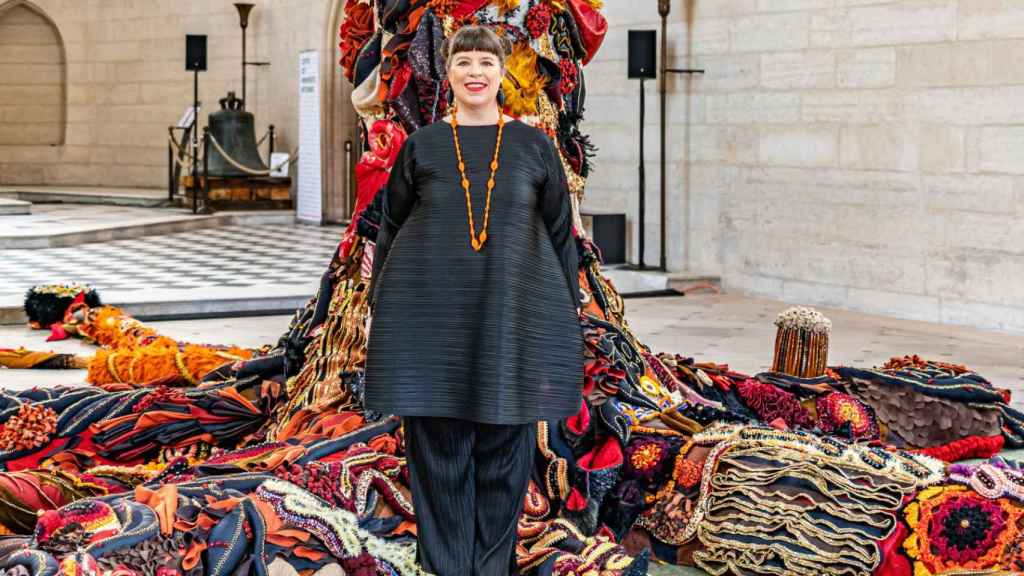Joana Vasconcelos junto a una de sus obras.