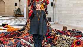 Joana Vasconcelos junto a una de sus obras.