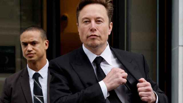 Elon Musk, a la salida de su oficina de Tesla.