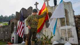 Un miembro de la asociación histórico cultural Royal Green Jackets, en la tumba de Manuel Otero, durante el homenaje que ha recibido en su localidad natal de Serra de Outes, A Coruña.