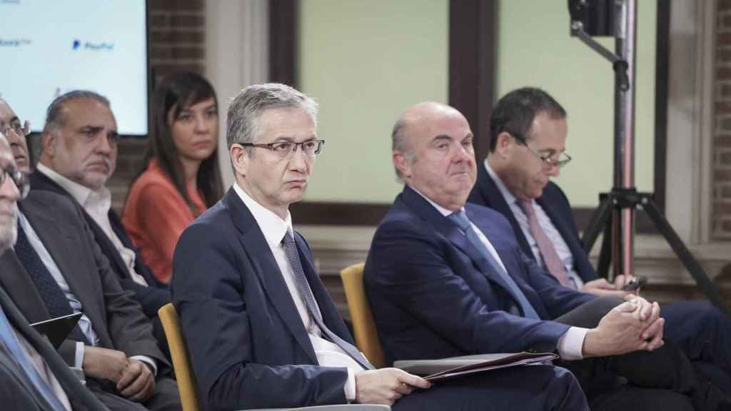 Pablo Hernández de Cos, gobernador del Banco de España, junto a Luis de Guindos, vicepresidente del BCE, y Gonzalo Gortázar, consejero delegado de CaixaBank, durante el IV Observatorio de las Finanzas de EL ESPAÑOL e Invertia.
