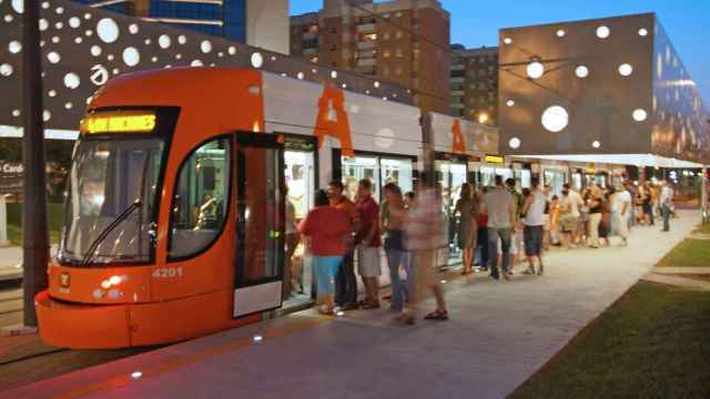 TRAM d’Alacant ofrecerá servicio especial nocturno hasta las 03.00 h con motivo de la Entrada de Bandas