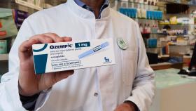 Iñaki Malluguiza sostiene en su farmacia de Alicante una caja de Ozempic.