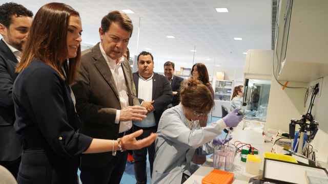 El presidente de la Junta de Castilla y León, Alfonso Fernández Mañueco, visita las instalaciones de la empresa 53Biologics, en Boecillo, el pasado 29 de mayo